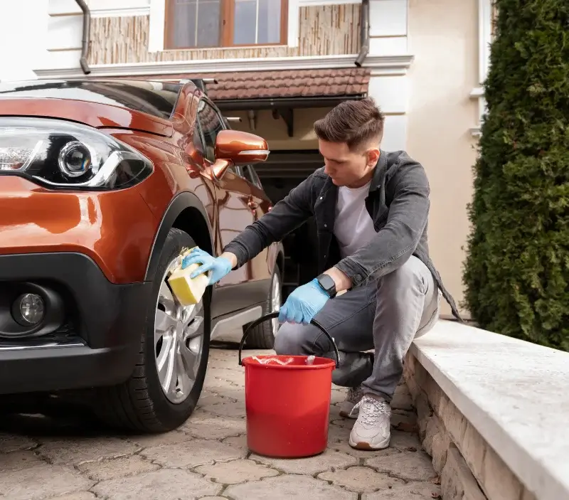 Lavage auto à domicile Colombier-Fontaine : professionnel intervenant sur un véhicule